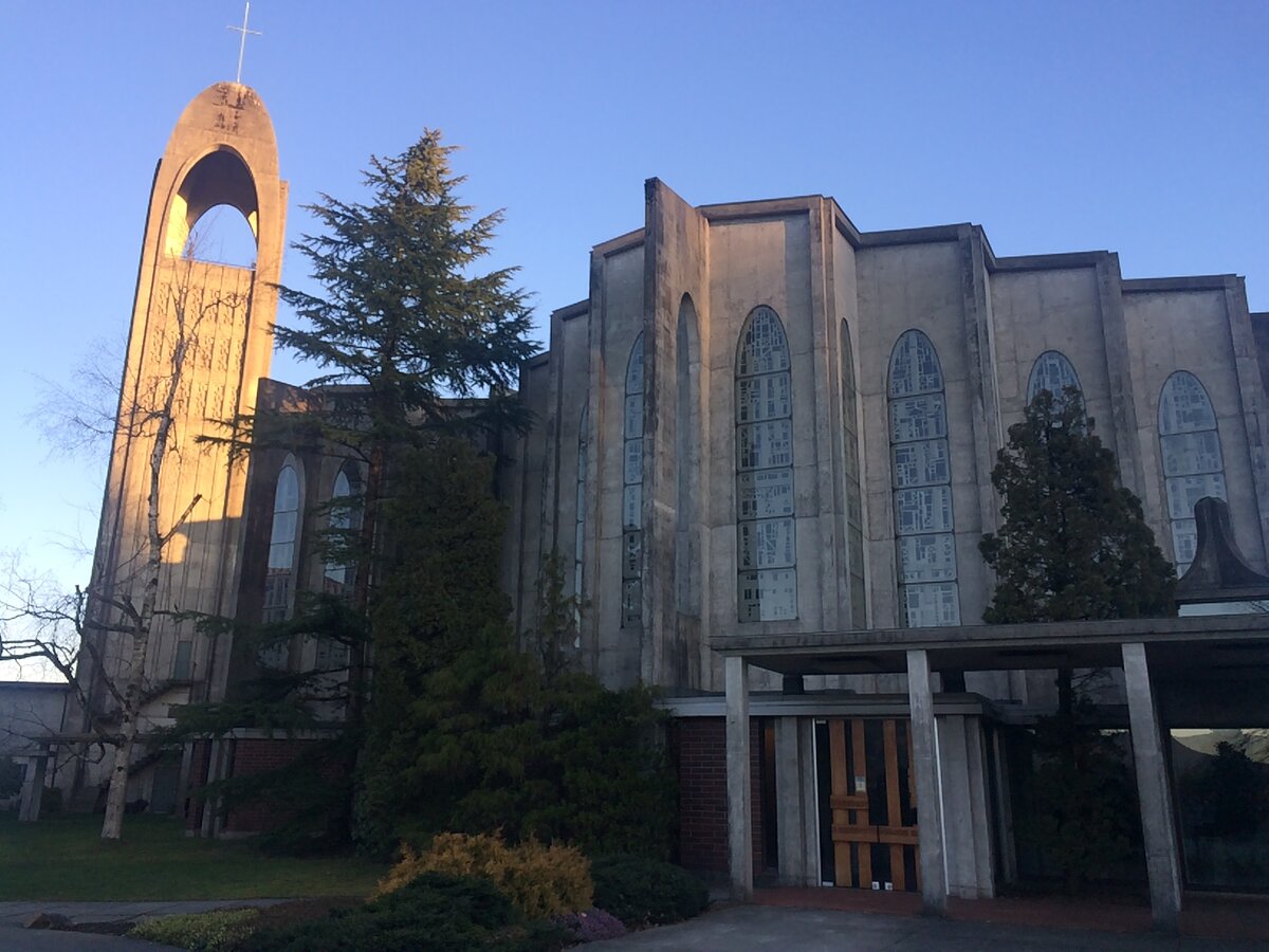 Башню колокольню видно очень издалека, весь комплекс стоит на достаточно высоком холме