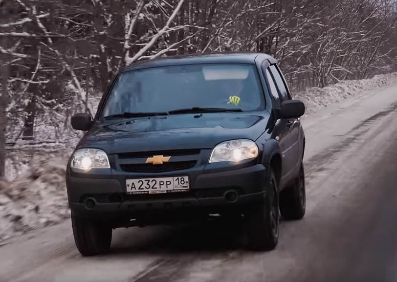 Шевроле нива причина. Chevrolet Niva Classic черный. Выпускают ли черные Ниав. Почему на Нивах Шевроле перед низкий. Начала травить Шевроле Нива в чем причина.