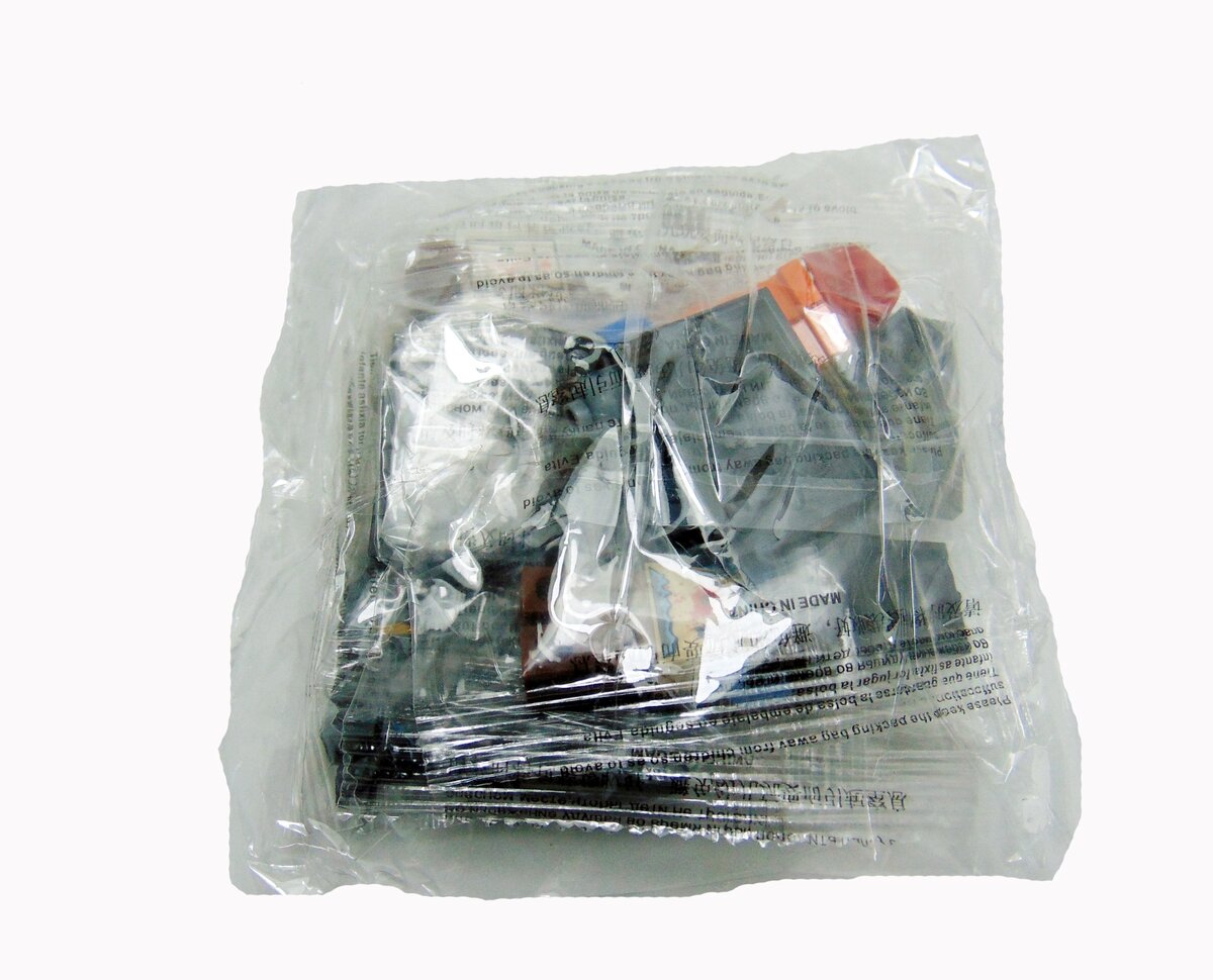 Упаковка с фигурками.