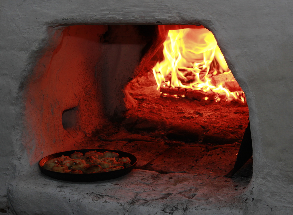 Русская печь, после протопки туда залезали и мылись.                                                           Источник изображения: Яндекс-картинки