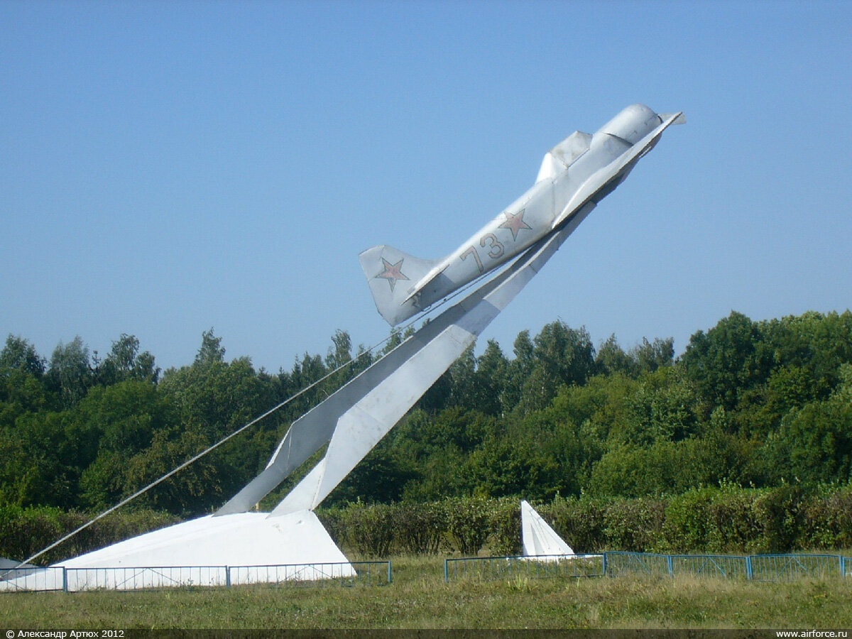 Фото памятников летчикам. Памятник Горовцу в Курской области. Памятники советским летчикам 611 авиаполка. Горовец Александр самолет. Александр Горовец памятник.