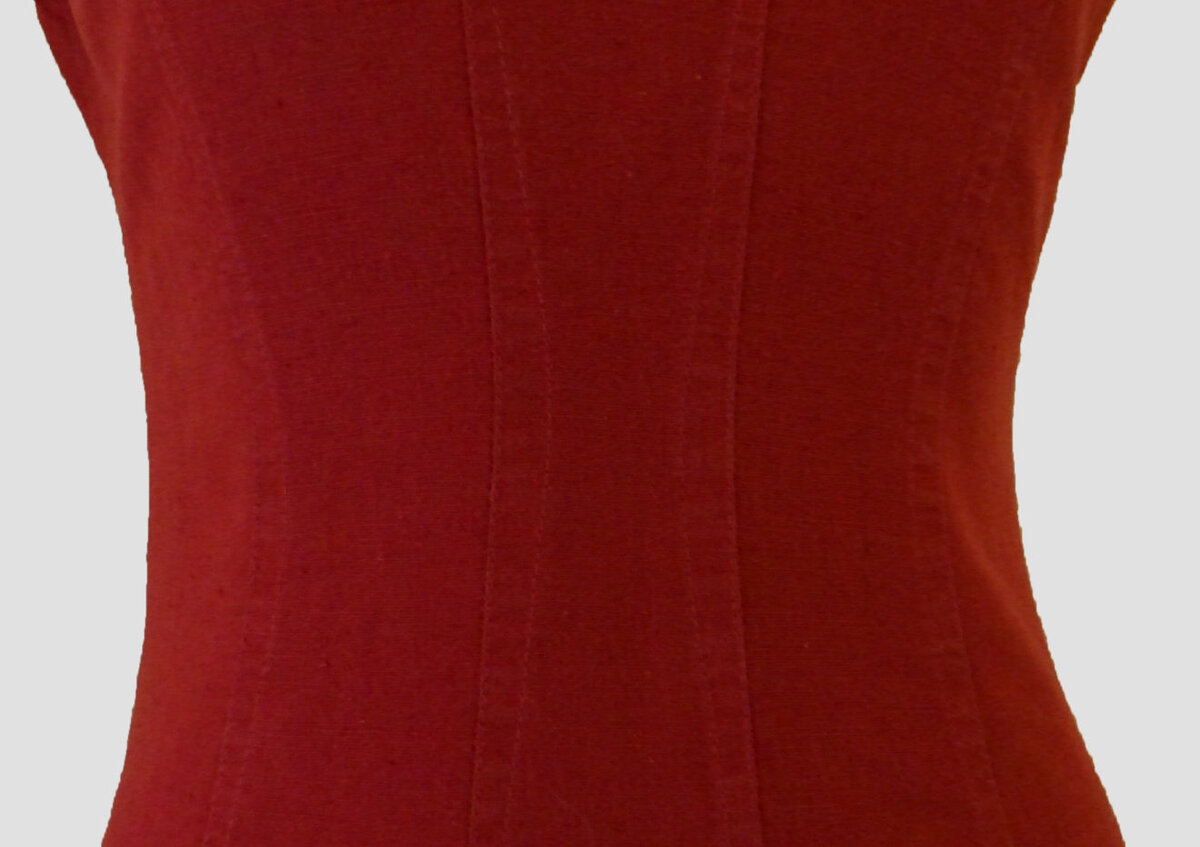 четыре вытачки на спинке