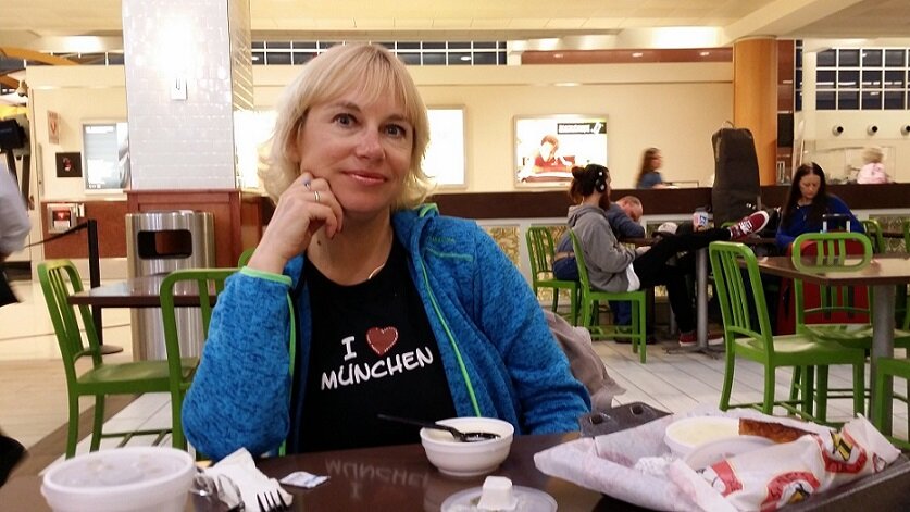 Парень сложил ноги на стол в кафе. Аэропорт Атланты, США 