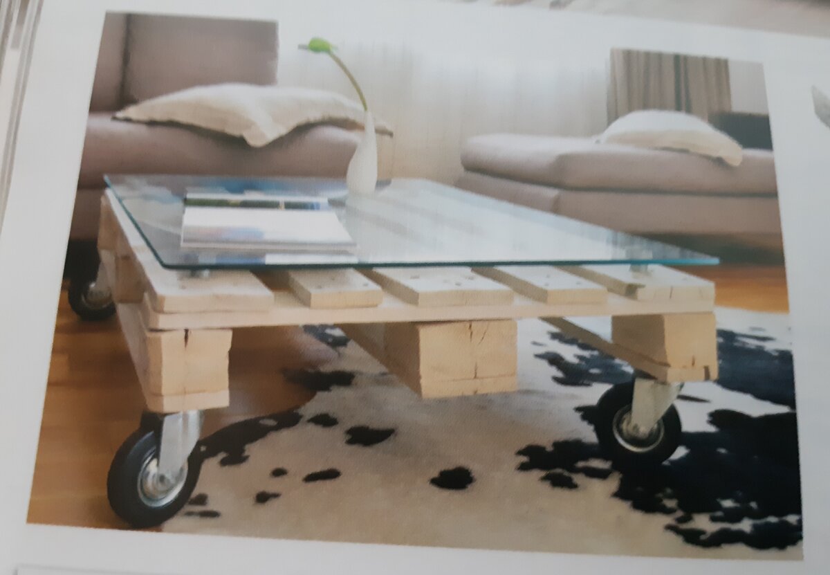 Как-то не очень хорошо сочетается такой столик с окружающим пространством