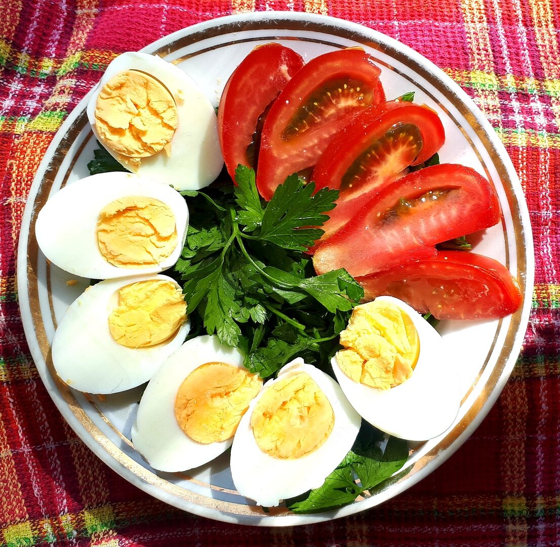 Блюдо из яиц и овощей. Завтрак с вареными яйцами. Яйцо вареное и свежие овощи. Вареные яйца с овощами. Диетический завтрак.
