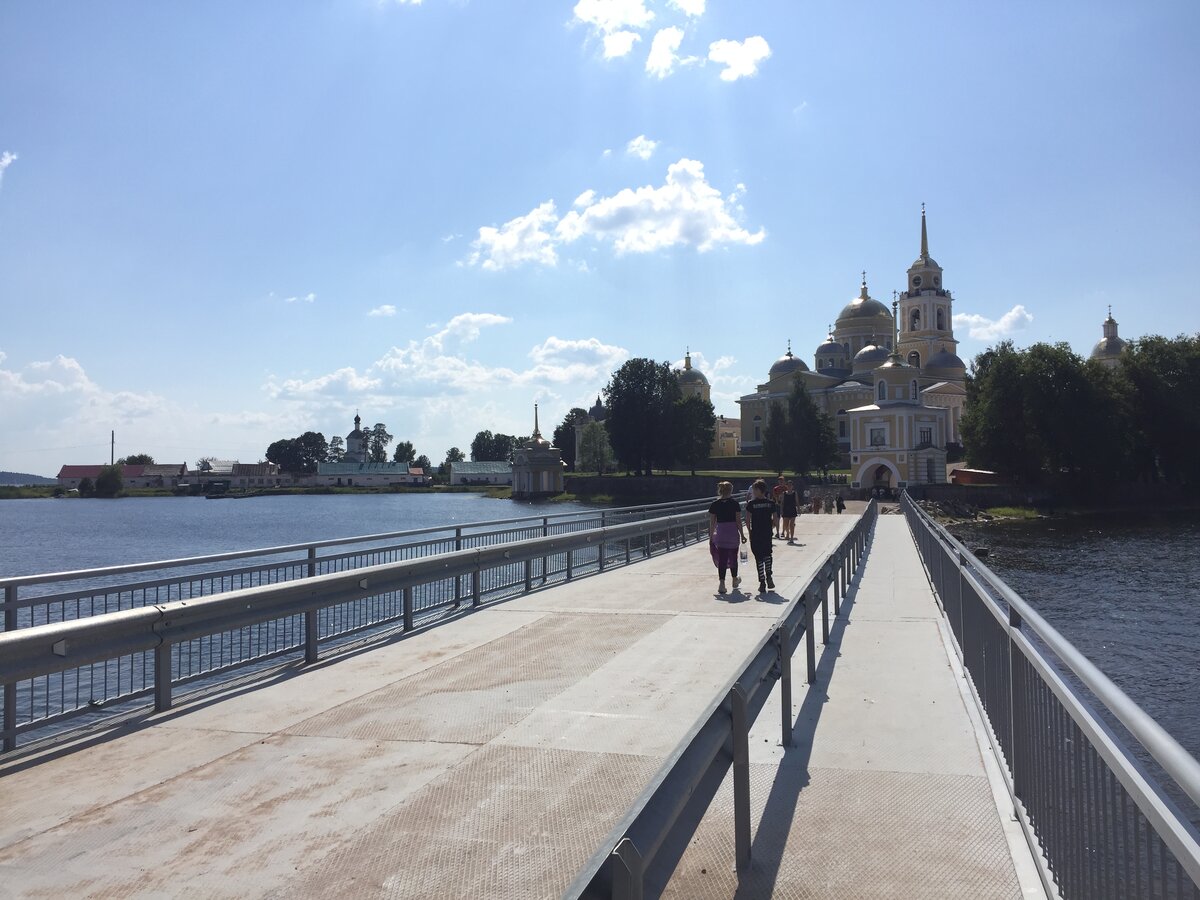 К монастырю ведёт мост