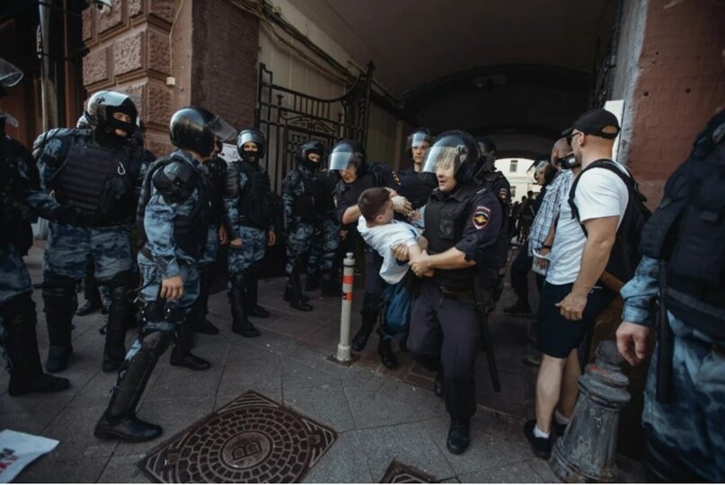 Омон с собакой. Нидерланды разгон демонстрации. Травля в полиции. Травля в полиции. Полиция разгоняет демонстрантов.