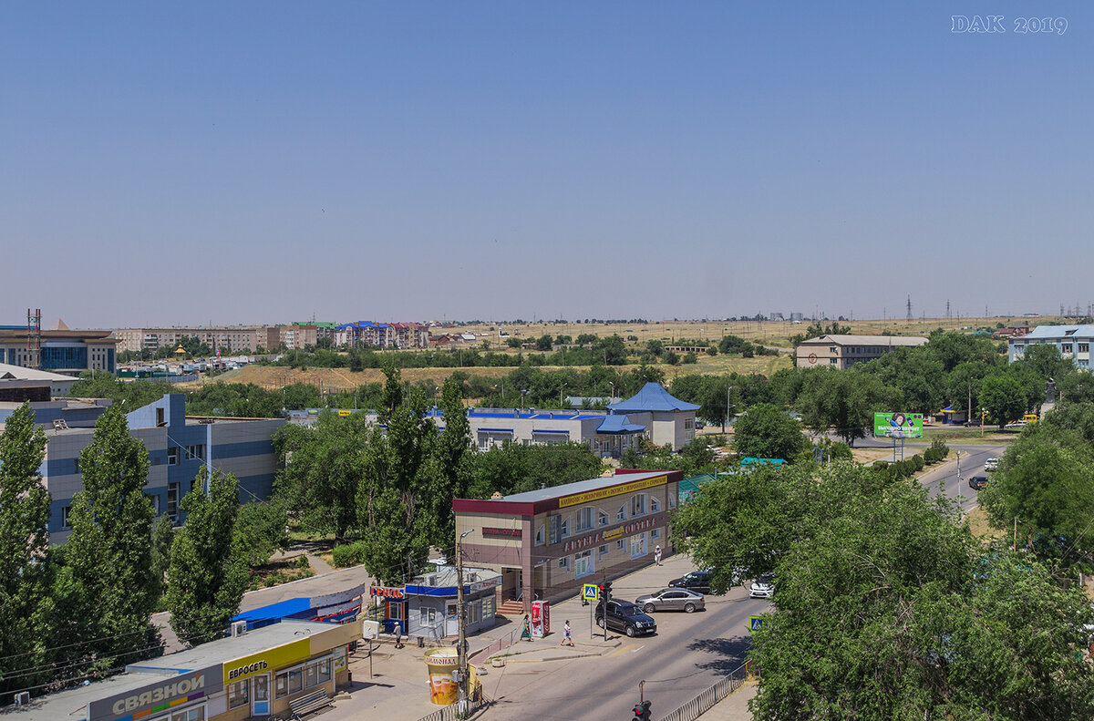 Статуя богатыря-лучника "Джангр"на проспекте Чонкушова, на горизонте мкр. "Молодёжный" и памятник "войнам 28-й армии"