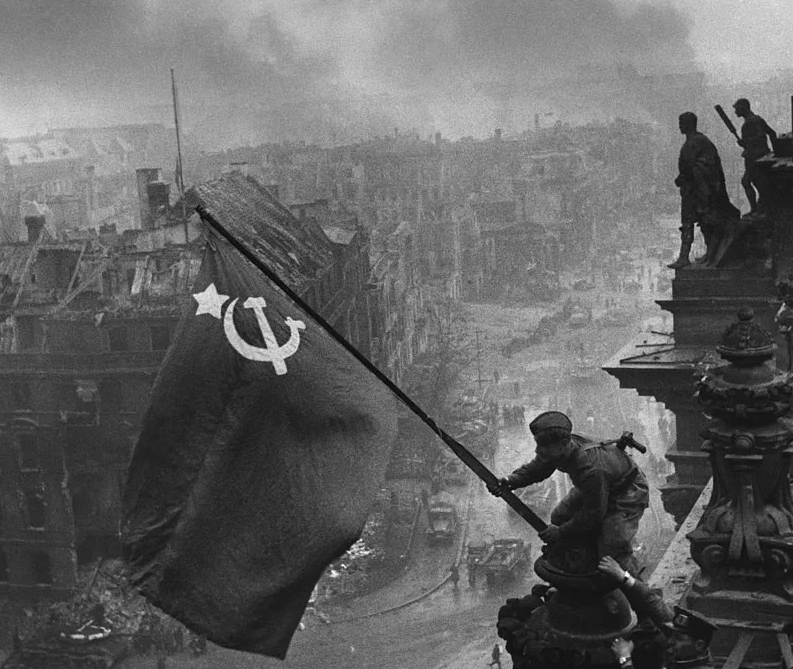 Источник https://politpuzzle.ru/wp-content/uploads/2019/06/1024px-Raising_a_flag_over_the_Reichstag_original.jpg
