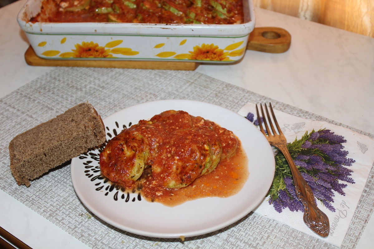 Давайте приготовим замечательную закуску. Запеченные кабачки с томатно-сырно-сливочным соусом. Все очень легко. А получается очень вкусно. 