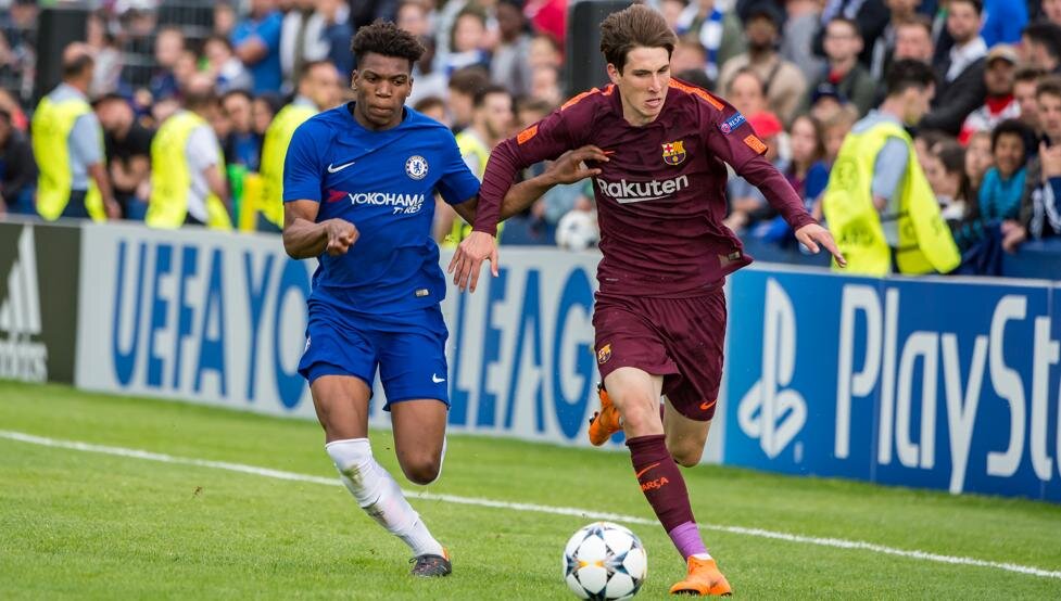 Хуан Миранде (в бордовой форме)