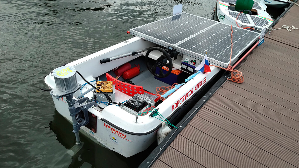 Лодка на солнечных панелях "Конструктор Алексеев"