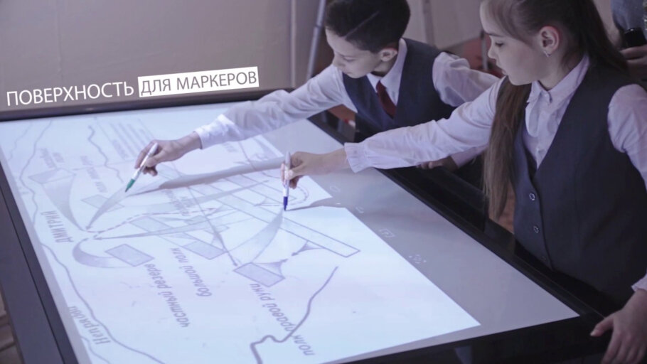 Интерактивный кульман работает в режиме сенсорного стола