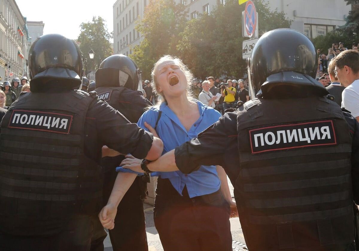 На фото - полицейские, отрывающие руку у несчастной протестующей в Москве. Еще через минуту они начнут бить этой рукой по головам других демонстрантов.