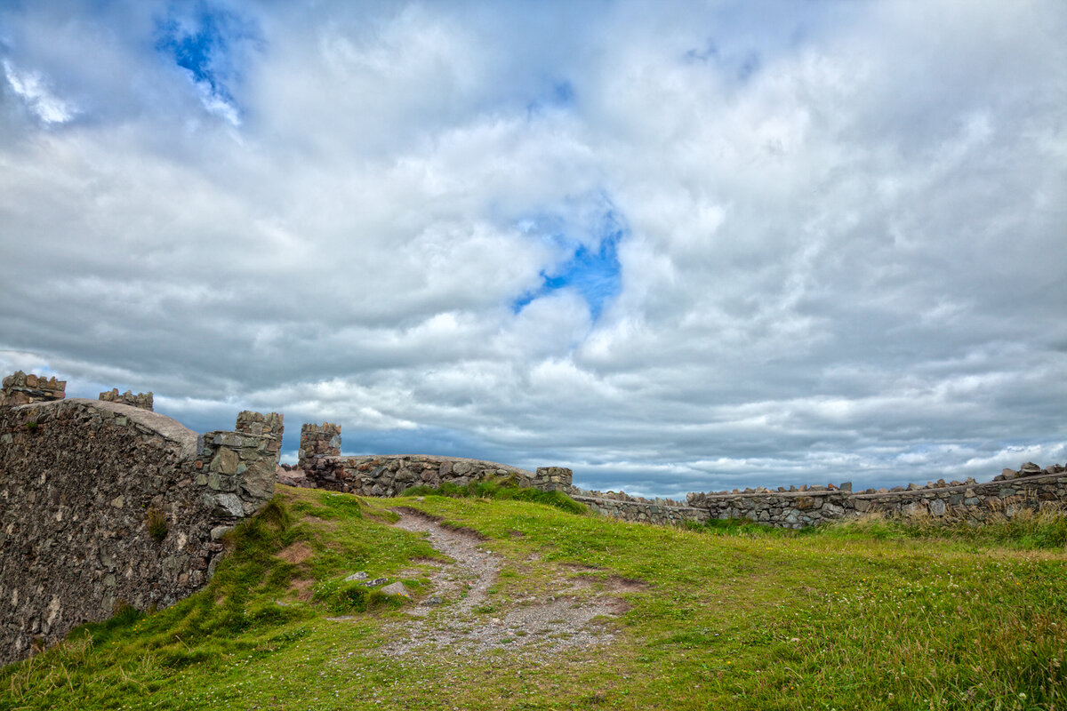 Холм древнего. Ирландия стены из камней. Курганы викингов.