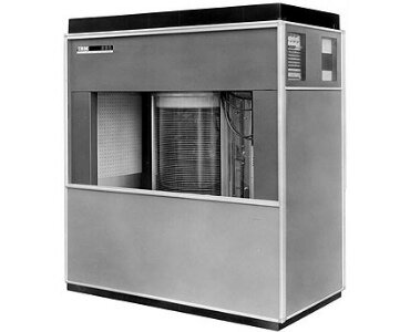  
 Самый первый в мире жесткий диск был изобретен в 1956 году и назывался IBM 350. Он весил более тонны, занимал место как целый шкаф и вмещал в себя целых 5 мегабайт информации, что для тех времен было настоящим технологическим прорывом. 