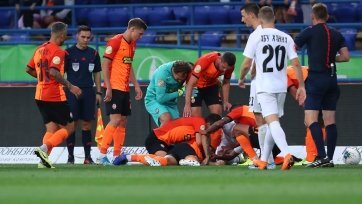 Фото: Александр ОсиповДонецкий «Шахтер» принимал луганскую «Зарю». На 70-й минуте капитан «горняков» Тайсон, падая на газон, получил коленом в висок от своего одноклубника Исмаили, который уже не успевал перепрыгнуть соотечественника. У Тайсона запал язык. Партнеры по команде спешно бросились его спасать.
