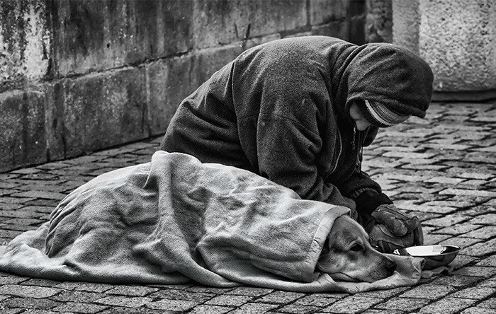 "Бездомный с собакой". Источник: d.topic.lt