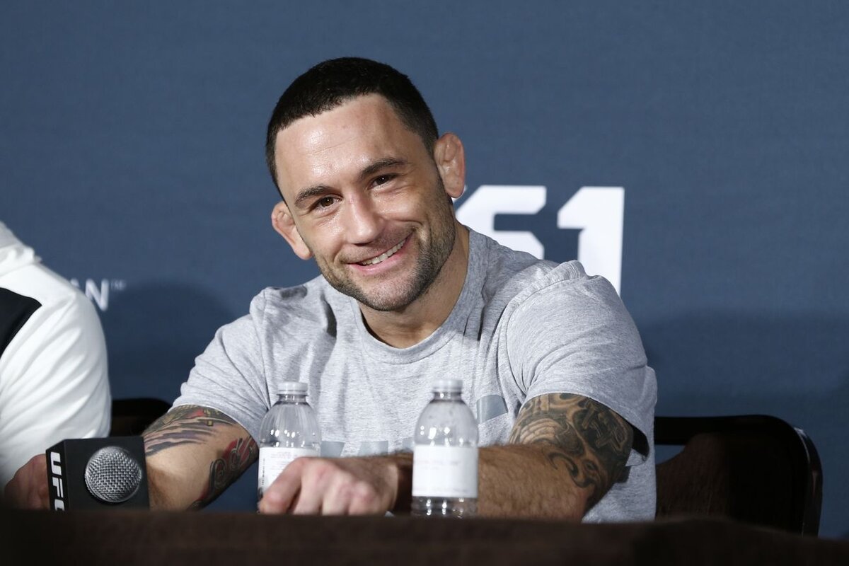 Джеймс «Фрэнки» Эдгар — американский боец смешанных боевых искусств, выступающий по эгидой UFC в полулёгкой весовой категории, бывший чемпион UFC в лёгком весе. По состоянию на март 2019 года он находится на третьей строчке в полулёгком весе.