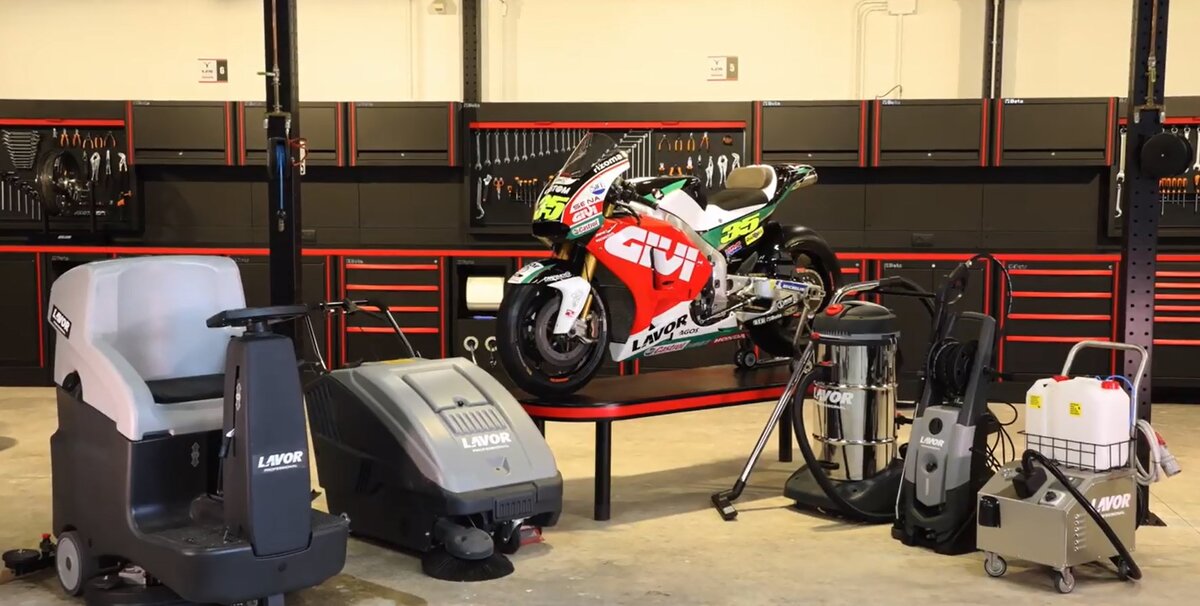 Команда LCR HONDA по кольцевым мотогонкам использует уборочную технику компании LAVOR PRO (Италия) - это поломоечные машины для мойки полов, подметальные машины и промышленные пылесосы для уборки производственных полов от сухой и жидкой грязи. Присоединяйтесь к победителям!