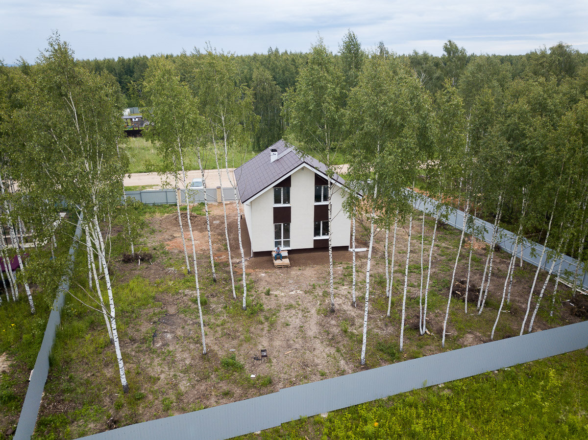 Наш только построенный дом. Чувак на поддонах управляет летательным аппаратом :)