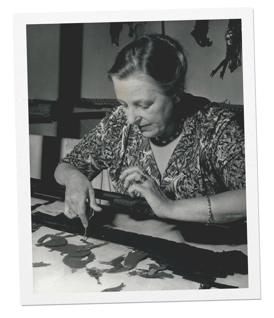 Лотте Райнигер работает над своим анимационным фильмом 1953 года “Волшебный конь” с фигурками силуэтов ручной работы.