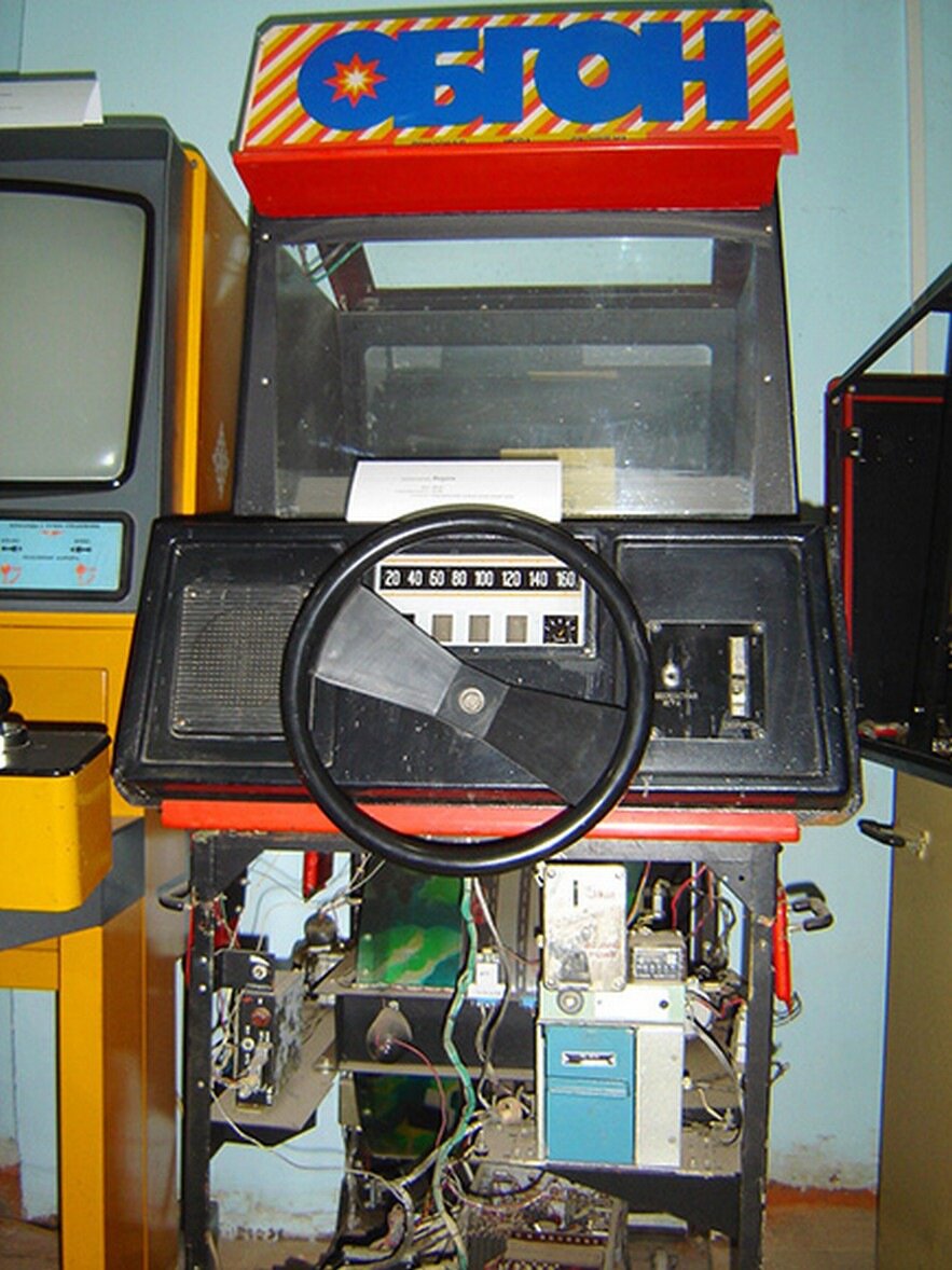 Меня часто спрашивают, а что там внутри?. Под рулем видна часть трассы с красным авто. кто первый найдёт 100 очков за внимательность. Источник Яндекс картинки.