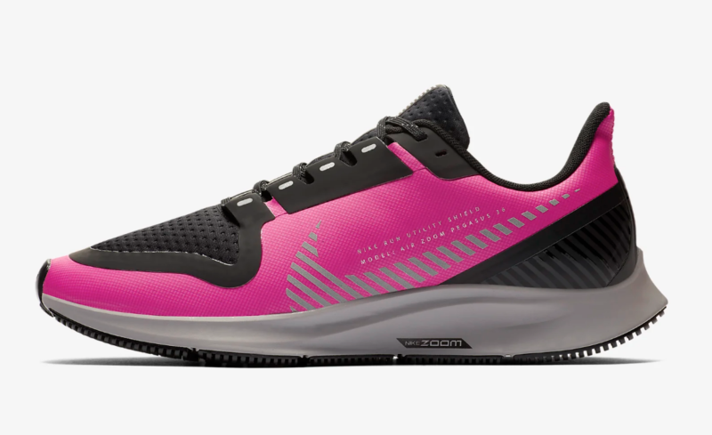 Air Zoom Pegasus 36 — одна из самых популярных моделей кроссовок Nike. Версия Shield создана специально для дождливой погоды. Бренд, разумеется, добавил в неё всё лучшее сразу: водоотталкивающее покрытие и герметичные швы не пропустят влагу внутрь, а липкая резина на подошве обеспечит сцепление с мокрой поверхностью.