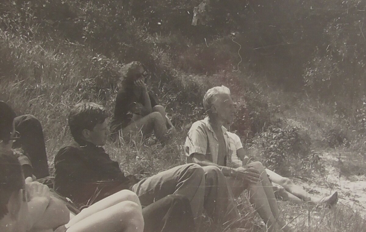 Май Михайлович (седой) проводит нам лекцию по энергетике на берегу Рижского залива (Паланга). Семинар цигун и тайцзицюань в 1988 году. Лето. 