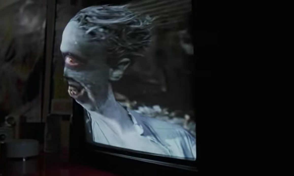 Зомбо-демон вылезает из телевизора. Тут сразу вспоминается "Звонок".