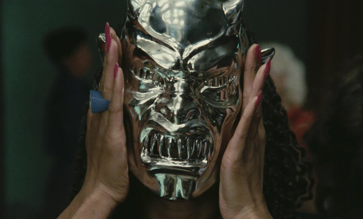 Маска, надев которую обязательно поцарапаешься и станешь демоном.