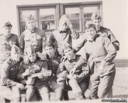 С гитарой ряд. Кондаков Эдуард Григорьевич