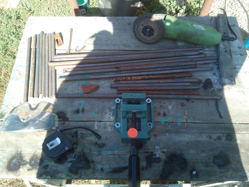 Это - рабочий стол. Он у нас является также и местом сварки. 