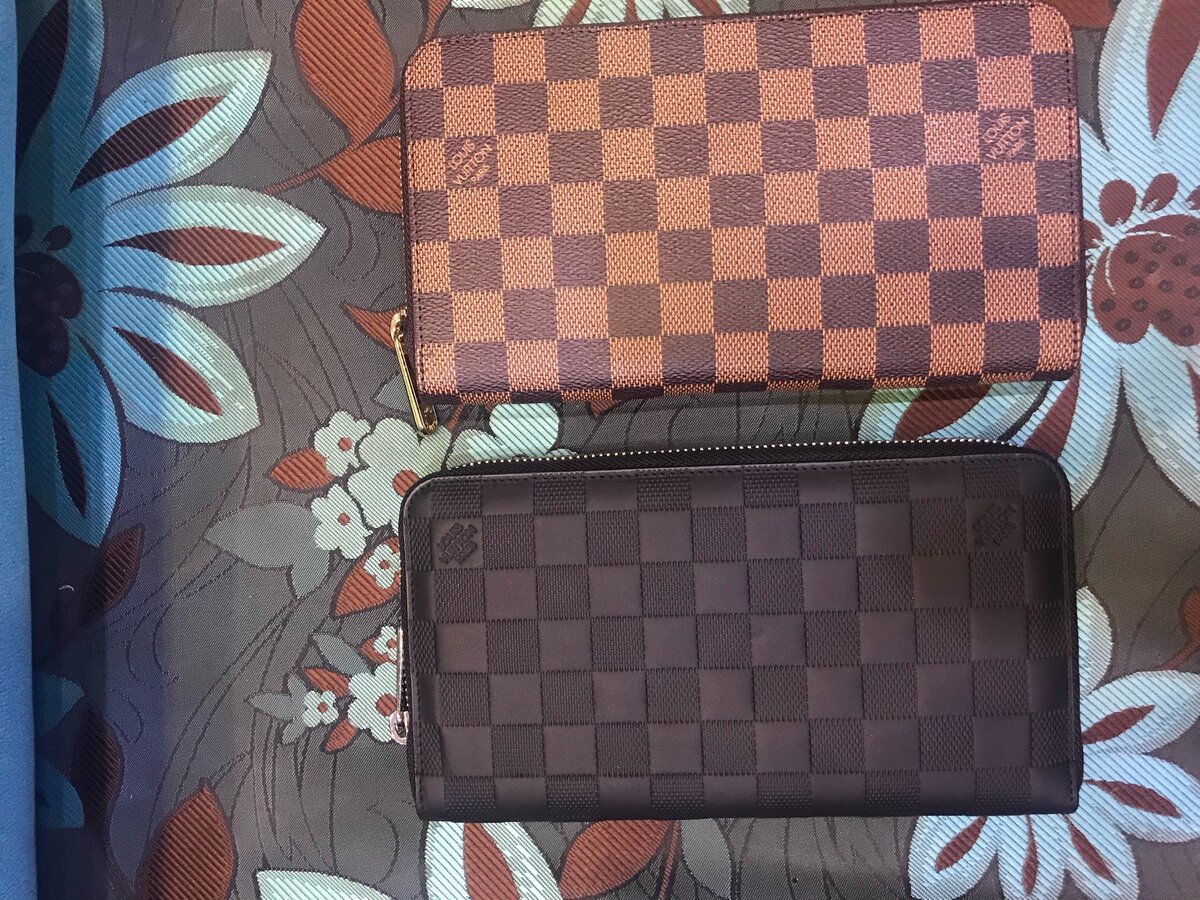 Часть ассортимента бумажников в одном из турецких магазинов