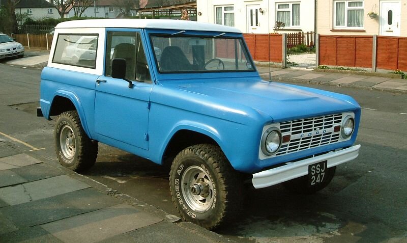 I поколение 1966–1977, 3 модификации:V6 2.8, V6 3.3, V8 4.7 и V8 4.9. 