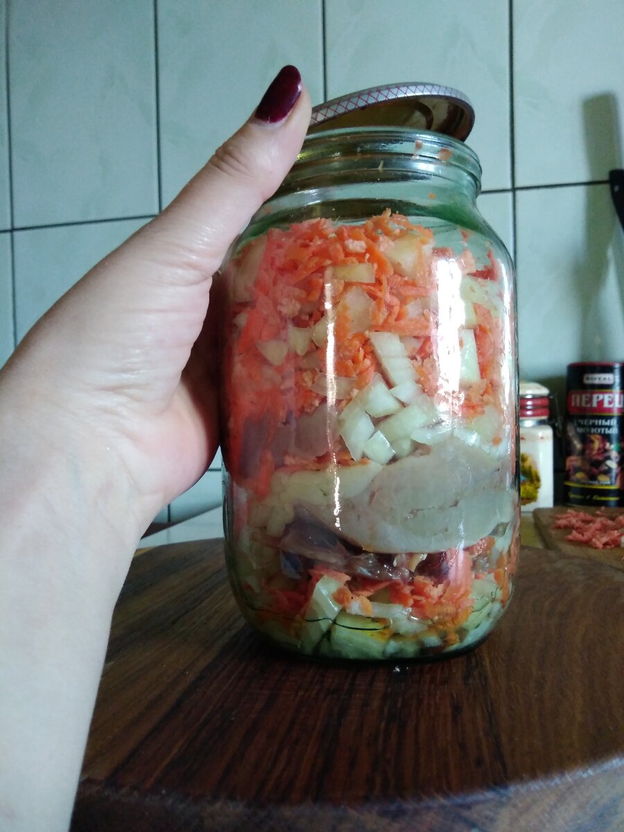 В литровую банку входит два рябчика и много овощей.