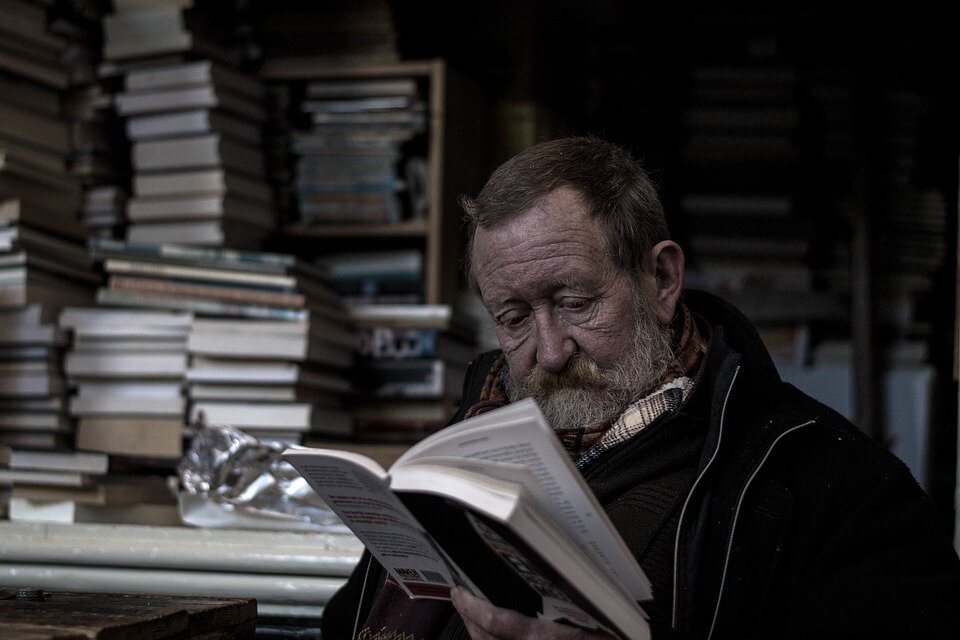 https://cdn.pixabay.com/photo/2016/03/09/15/12/reading-1246520_960_720.jpg
