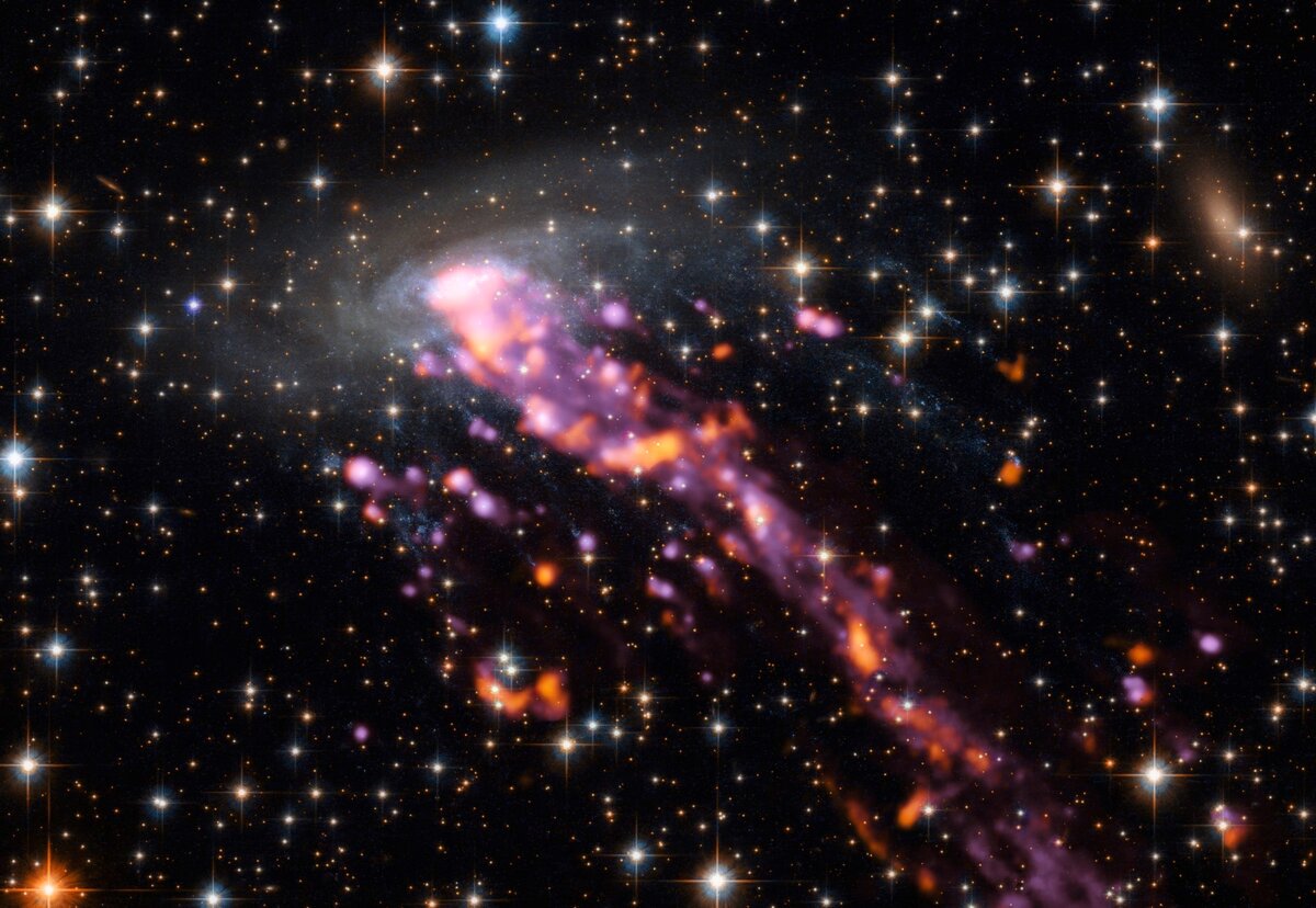 ESO 137-001 в субмиллиметровом диапазоне (фото ALMA eso.org)