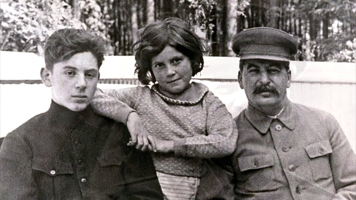 Товарищ Сталин с сыном Василием и дочерью Светланой. 