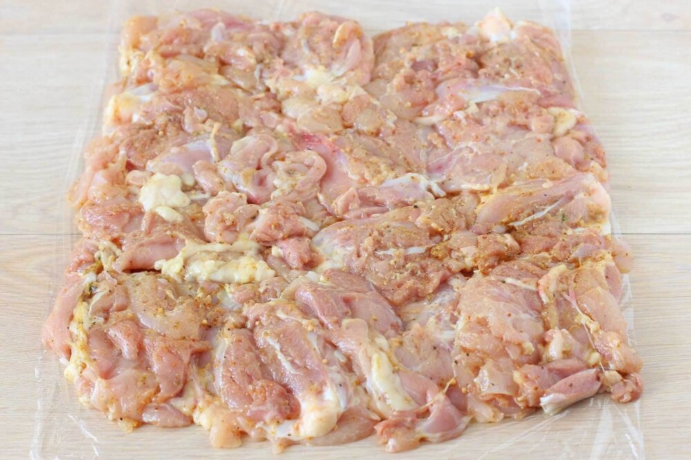 Фаршированные куриные бедра без кости в духовке. Рулетики из филе бедра курицы. Бедро без кости рулет. Рулетики из филе бедра курицы с грибами. Рулет из филе бедра индейки.