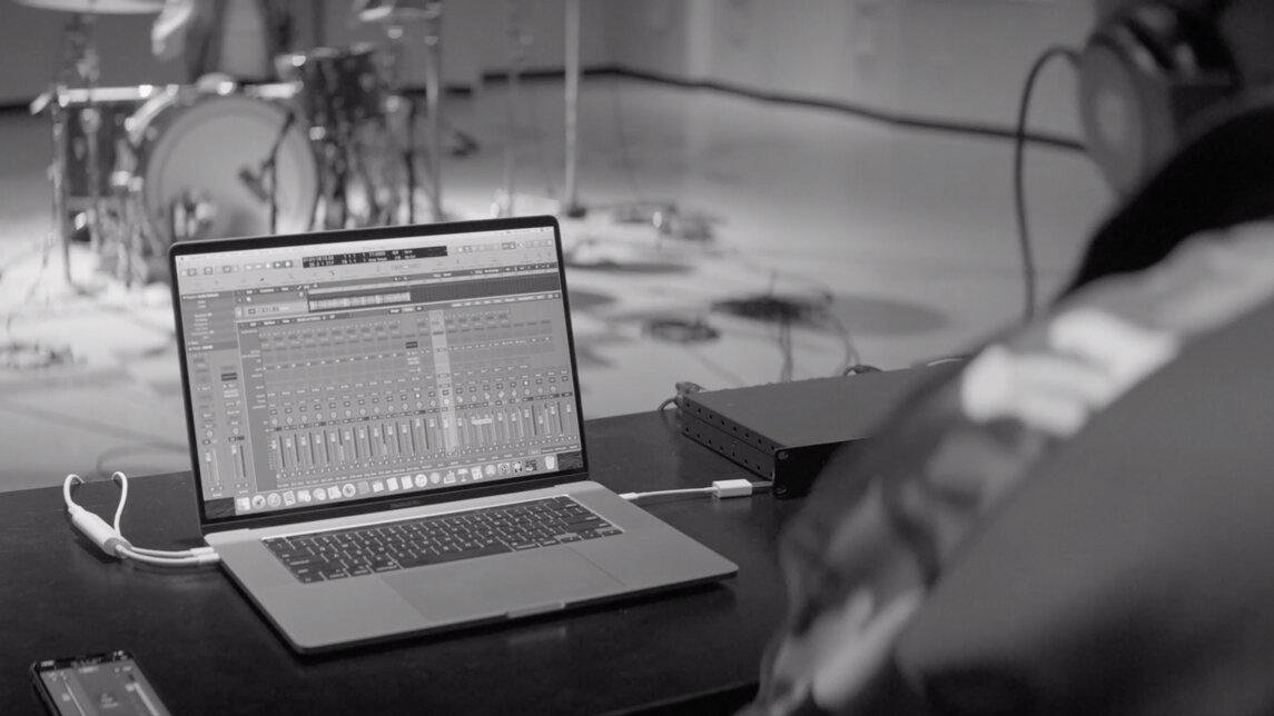 Купертино, Калифорния — Сегодня компания Apple представила новый MacBook Pro 16 дюймов, великолепный ноутбук для профессиональной работы. Он создан для разработчиков, фотографов, режиссёров, учёных, музыкальных продюсеров и всех, кто использует Mac для самых важных проектов. Новый MacBook Pro оснащён впечатляющим дисплеем Retina 16 дюймов, новейшим 8‑ядерным процессором, памятью до 64 ГБ, графическим процессором нового поколения с видеопамятью до 8 ГБ и новой передовой системой охлаждения. Это самый мощный MacBook Pro в истории.У MacBook Pro 16 дюймов новая клавиатура Magic Keyboard с улучшенным механизмом «ножницы» и ходом клавиш 1 мм, поэтому набор текста стал ещё точнее и удобнее. Кроме того, 16‑дюймовый MacBook Pro способен ещё дольше работать без подзарядки и оснащён системой из шести динамиков, панелью Touch Bar, датчиком Touch ID, трекпадом Force Touch и чипом Apple T2 Security Chip.«Профессионалы говорили нам, что ожидают от нового MacBook Pro дисплея большего размера, впечатляющей производительности, максимального времени работы без подзарядки, самой лучшей клавиатуры для ноутбука, великолепного звука и вместительного накопителя. У 16‑дюймового MacBook Pro всё это есть — и даже больше, — сказал Том Богер, старший директор Apple по маркетингу продуктов Mac и iPad. — Он оснащён впечатляющим дисплеем Retina 16 дюймов, 8‑ядерным процессором, графическим процессором нового поколения, улучшенной системой охлаждения, новой клавиатурой Magic Keyboard, аудиосистемой из шести динамиков, аккумулятором ёмкостью 100 Вт∙ч, накопителем до 8 ТБ и 64 ГБ высокоскоростной памяти. MacBook Pro 16 дюймов — это наш лучший ноутбук для профессиональной работы».