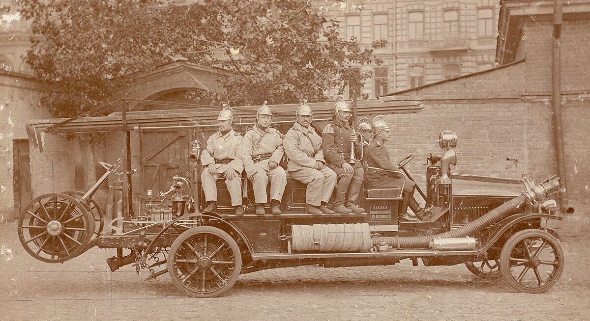 Первая пожарная команда. Пожарная машина Вандерберг 1901. Первая пожарная машина Юстус Кристиан. Старинные пожарные машины. Первые пожарные.