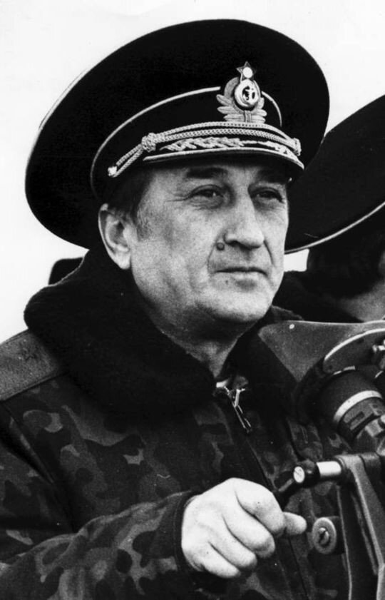 СОЛДАТЫ войну не выбирают. Не выбирал ее и Александр Иванович. Но он всегда находился там, куда посылала его Родина. Отечество, честь, присяга - для генерала Отраковского эти понятия были отнюдь не метафизической абстракцией. Их он пронес через десятилетия службы на Черноморском, Балтийском и Северном флотах, через две чеченские кампании, всю свою жизнь. Не иначе как «королем морской пехоты» величали его подчиненные, девять из которых стали Героями Российской Федерации. К сожалению, «короли рождаются не для долгой жизни, но для славы» - это я почерпнул в одном из исторических повествований. И они уходят, оставив, как правило, яркий след. Конечно, каждый свой. Герой России генерал Отраковский уверен, оставил на родной для него земле след добрый.