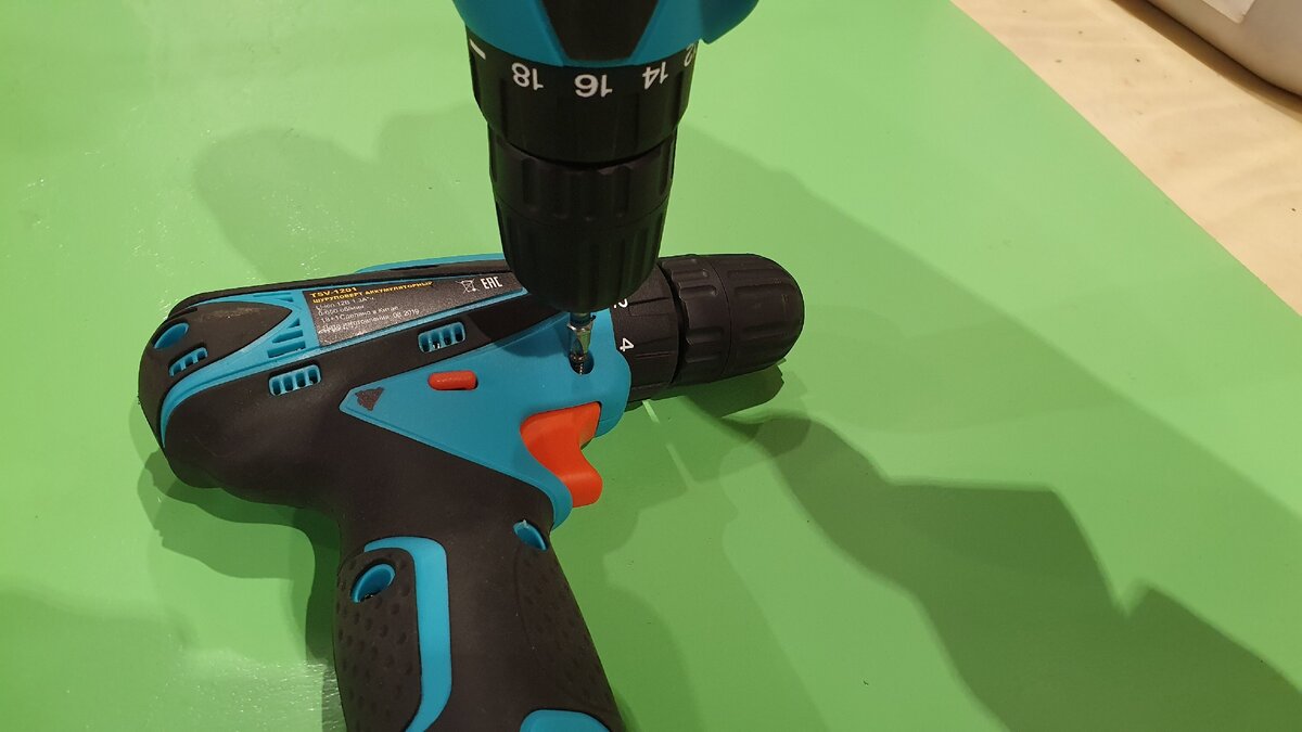 Разобрал шуруповерт за 870 рублей из "Светофора". Теперь у меня их две ...