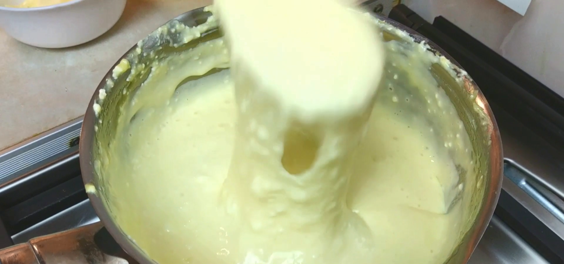 Самодельный кефир получается жидким. Расплавленный сыр. Расплавленный сыр. Сыр получается жидкий. Сыр из творога.