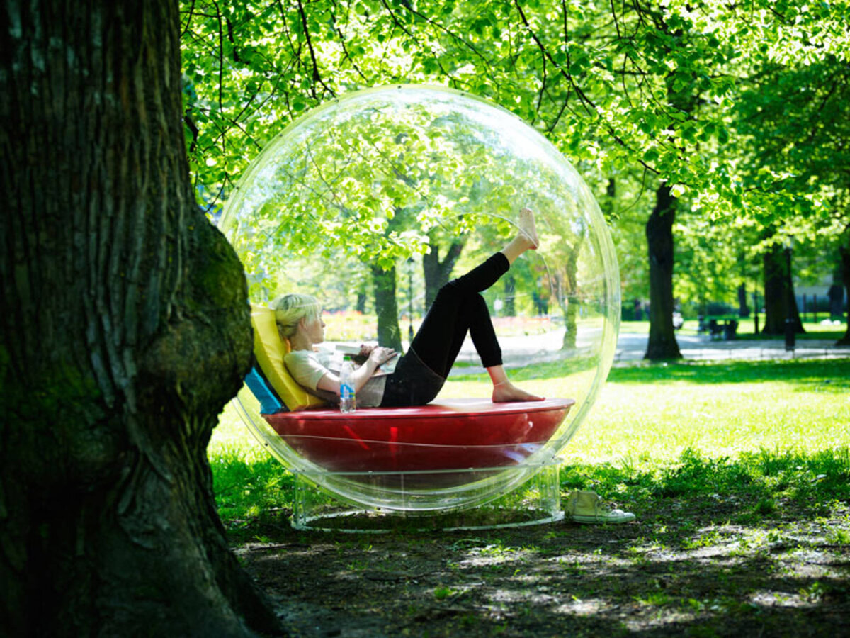 Сад внутри человека. Человек в шаре. Человек в прозрачном шаре. Прозрачный шар для человека. Человек в стеклянном шаре.