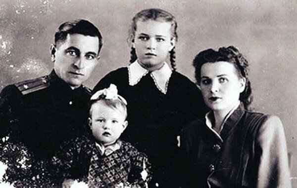 Будущая актриса с родителями и младшей сестрой, отец военный мать медик. 