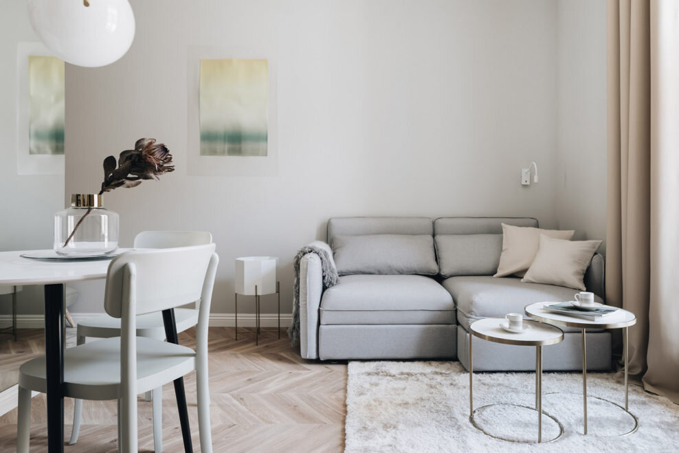 Зона гостиной. Диван, IKEA; картина Веры Трофимовой. Слева зеркальная стена — это часть системы хранения кубической формы, которую архитектор построил на месте стены в прихожей.