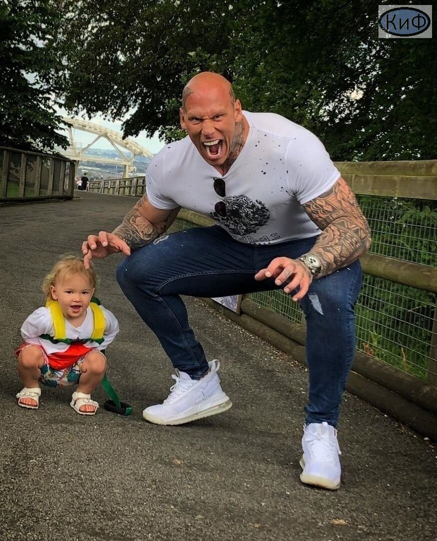 батя двух дочек. папа и две дочки картинка. папа и дочка рисунок. мартин форд с дочкой. папа причесывает дочку.