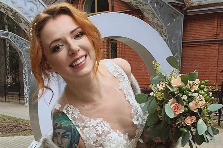 29-летняя звезда популярного молодежного сериала в третий раз пошла под венец. Женя Огурцова поделилась свадебными снимками. 
Роман «рыженькой» из «Ранеток» развивался стремительно. Не успели высохнуть слезы после ухода мужа, как Женя объявила о новом увлечении. Сегодня Огурцова сыграла свадьбу. Актриса и певица опубликовала красивые снимки — она позировала в белоснежном наряде невесты.

«Такой свадьбы у меня никогда не было. Чтобы подружки с самого утра, стилист, фотограф и платье, которое сшили специально по моему заказу! Круто осознавать, что платье, в котором ты проживаешь самый важный день, есть только в единичном экземпляре. Девчонки переживали за платье и мой комфорт в сто раз больше меня! Результат превзошёл все мои ожидания», — заверила Огурцова.